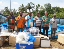 Bupati Boven Digoel Serahkan Bantuan Sarpras Penangkapan Ikan bagi Tiga Kelompok Penerima
