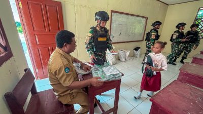 SATGAS TERITORIAL KOOPS SWASEMBADA POS KM 13 TANAH MERAH BAGIKAN ALAT TULIS GRATIS UNTUK SISWA SD YPPK OKWAMUOP